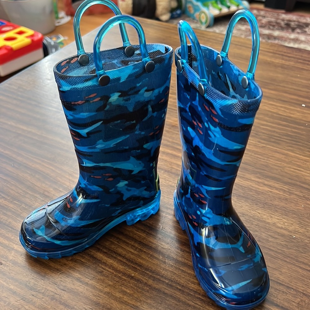 Toodler Size 6 Rainboots (light-up heel)